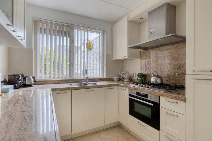 Tussenwoning te koop: Philips van Almondestraat 9, Hellevoetsluis