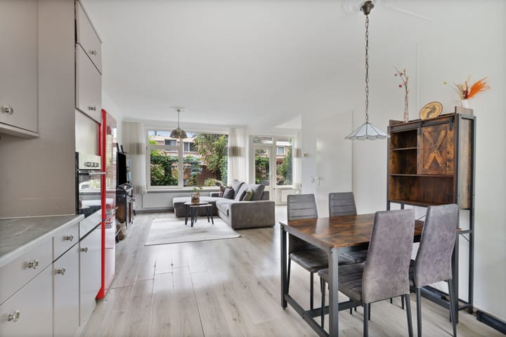 Tussenwoning te koop: Middelburgweg 34, Almere