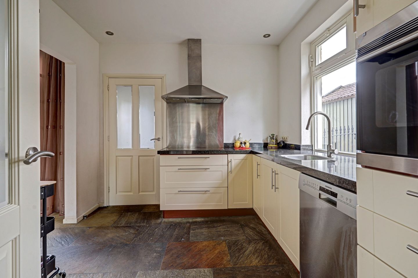 Photo 10 of Deken van Baarstraat 49