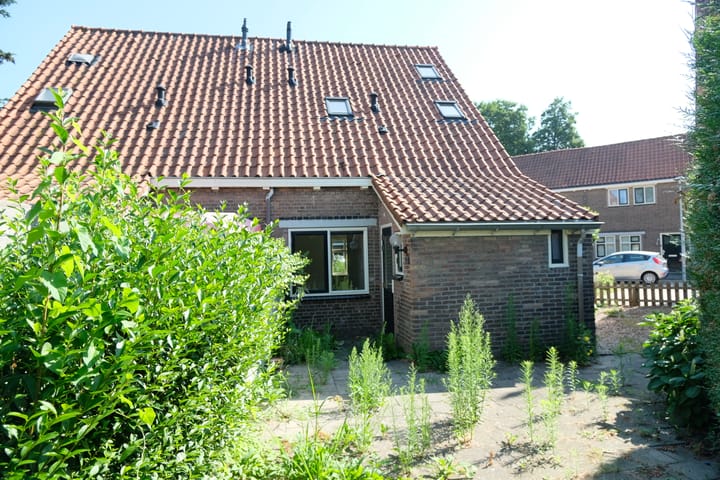 Twee-onder-één-kap te koop: Badhuisplein 40, Tiel