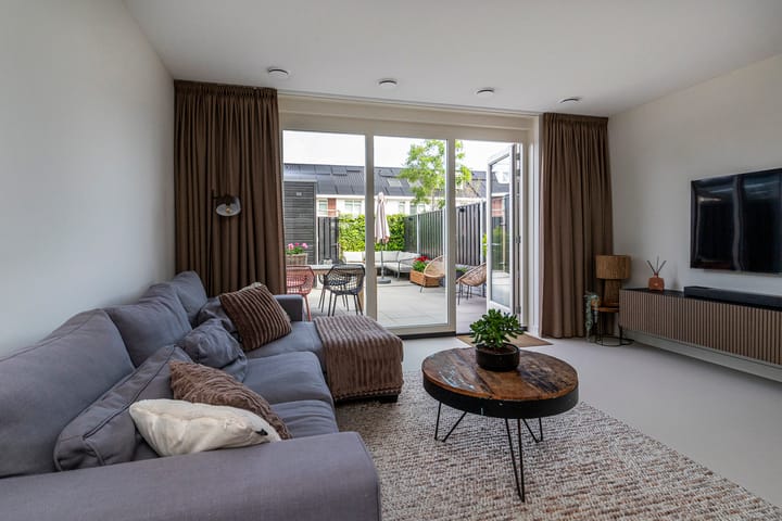 Tussenwoning te koop: Edgar du Perronstraat 31, 'S-Gravenhage