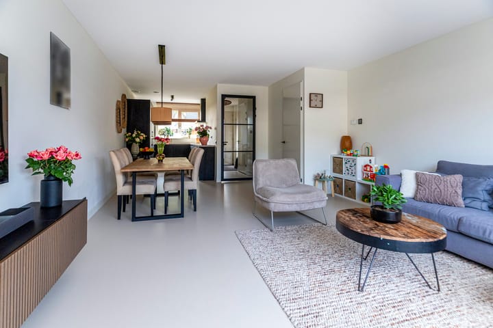 Tussenwoning te koop: Edgar du Perronstraat 31, 'S-Gravenhage