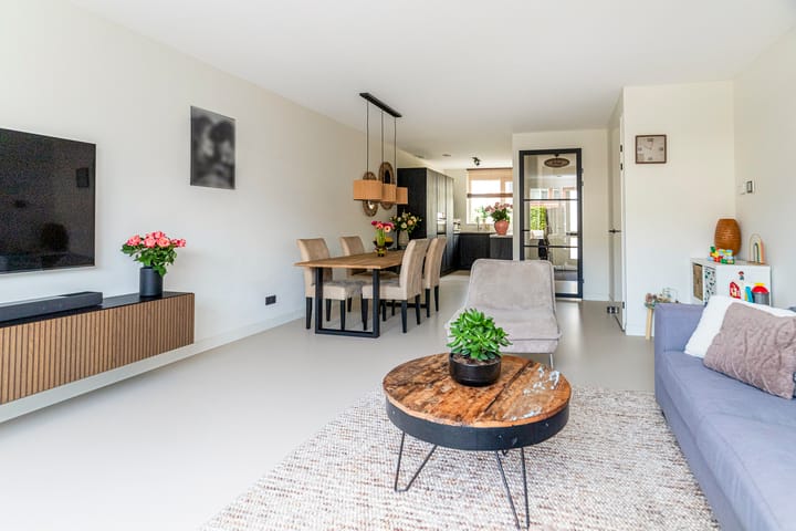 Tussenwoning te koop: Edgar du Perronstraat 31, 'S-Gravenhage