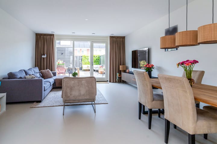 Tussenwoning te koop: Edgar du Perronstraat 31, 'S-Gravenhage