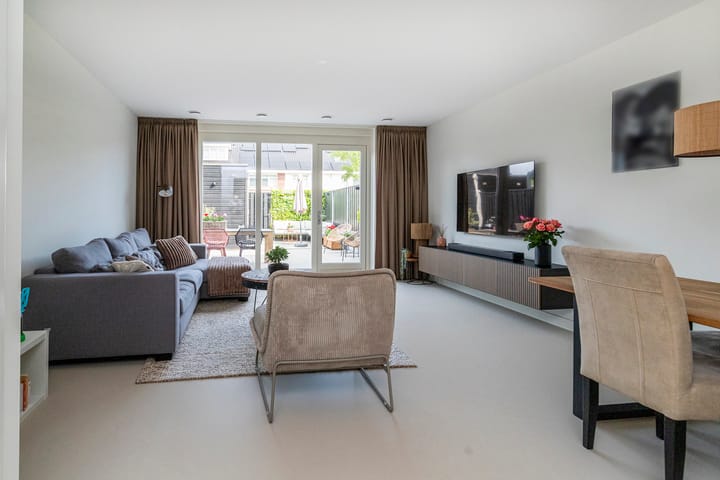 Tussenwoning te koop: Edgar du Perronstraat 31, 'S-Gravenhage