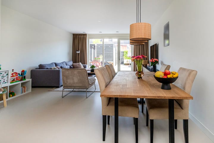 Tussenwoning te koop: Edgar du Perronstraat 31, 'S-Gravenhage