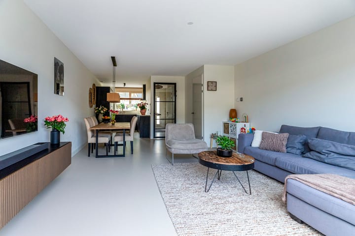 Tussenwoning te koop: Edgar du Perronstraat 31, 'S-Gravenhage