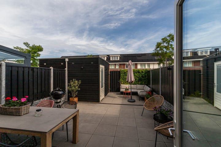 Tussenwoning te koop: Edgar du Perronstraat 31, 'S-Gravenhage