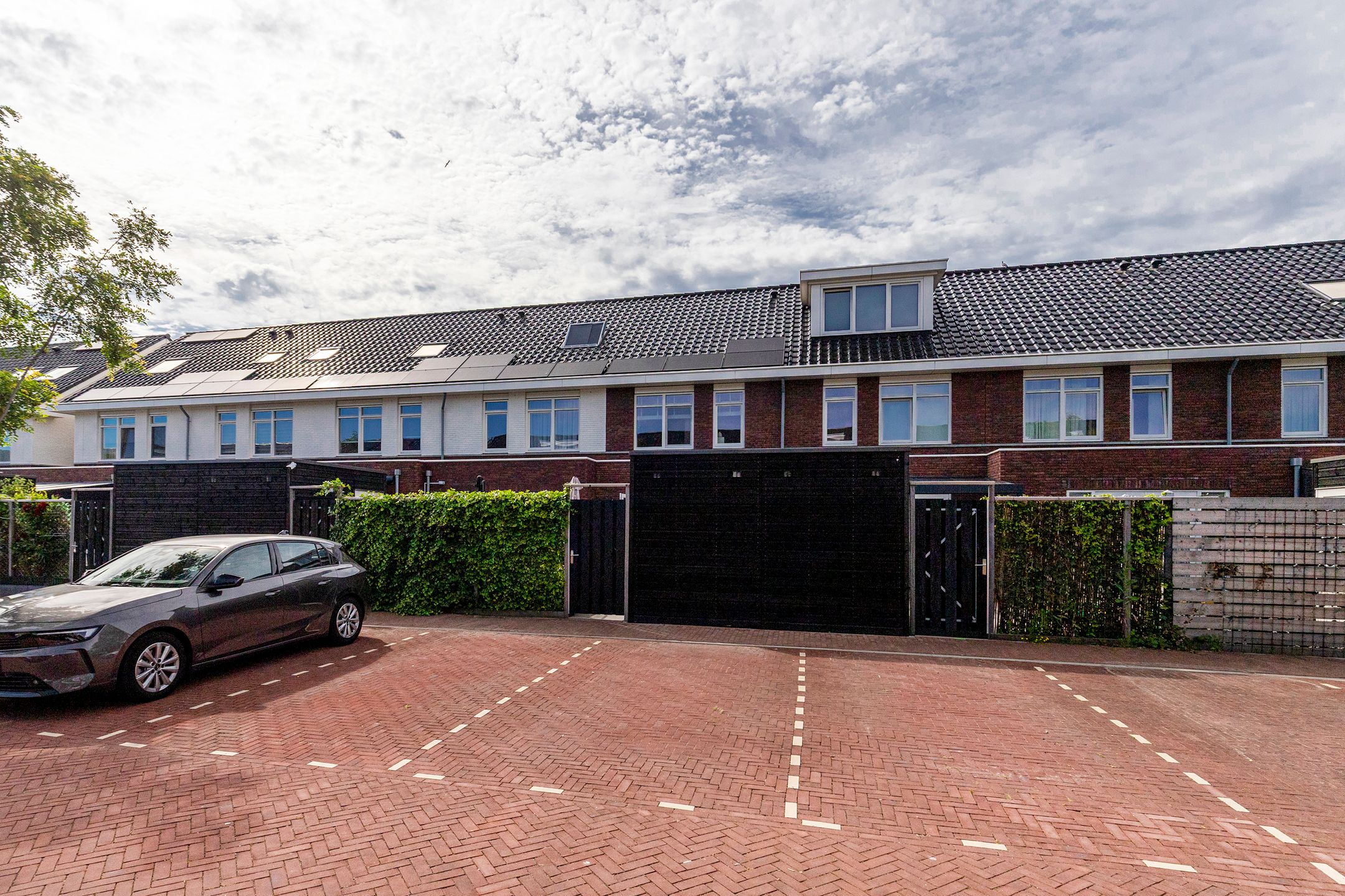 Photo 42 of Edgar du Perronstraat 31