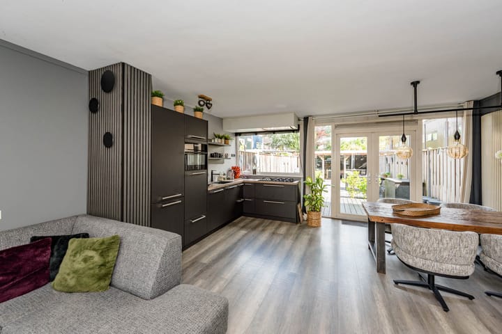 Tussenwoning te koop: Elsa Brändströmstraat 13, Haarlem