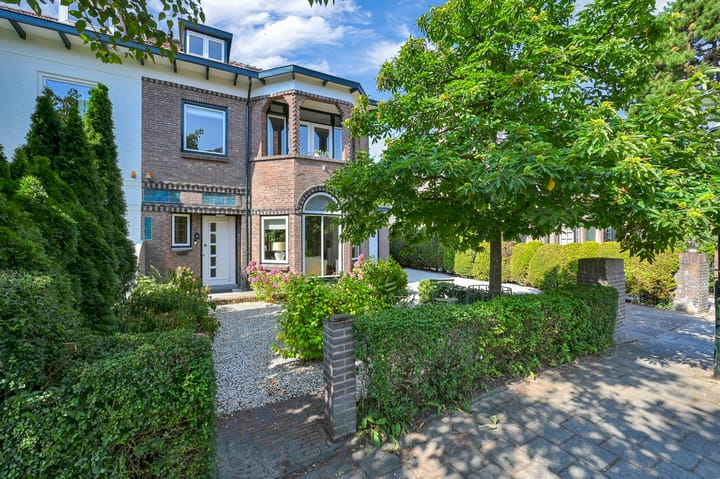 Twee-onder-één-kap te koop: Van Zuylen van Nijeveltstraat 25, Wassenaar