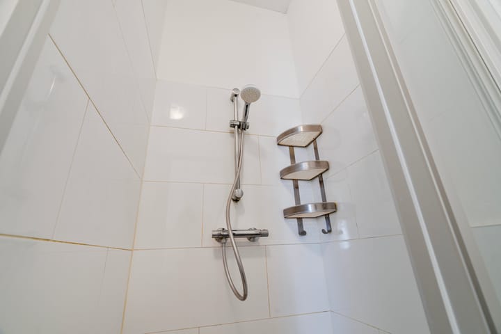 Studio te koop: Suze Robertsonstraat 83, 'S-Gravenhage