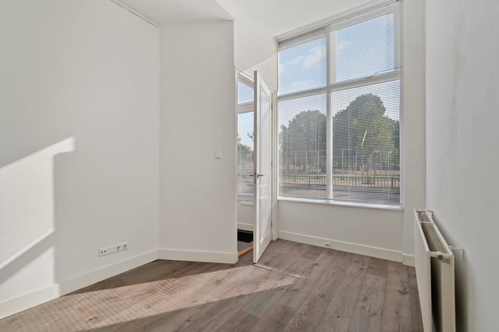 Studio te koop: Suze Robertsonstraat 83, 'S-Gravenhage
