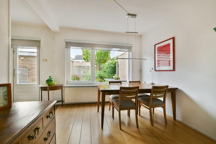 Tussenwoning te koop: Larixlaan 24, Zwanenburg