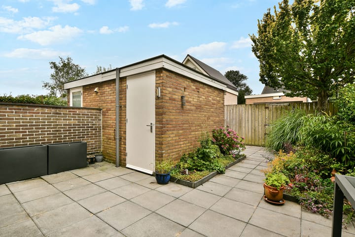 Tussenwoning te koop: Larixlaan 24, Zwanenburg