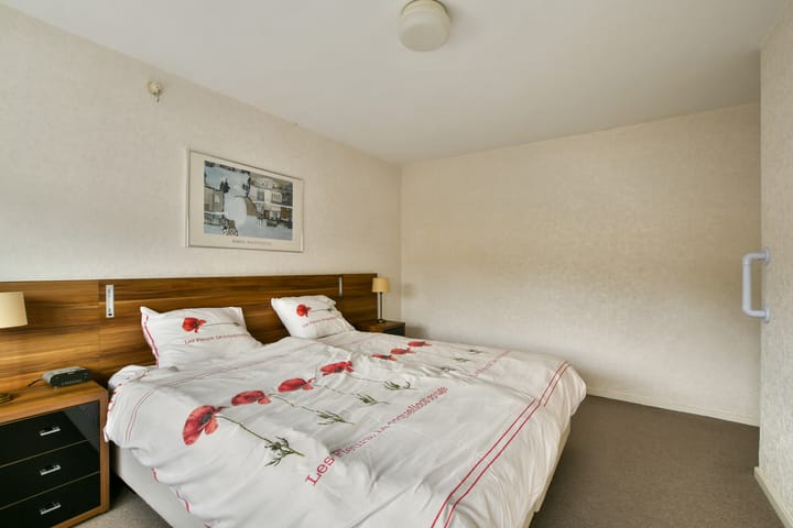 Tussenwoning te koop: Larixlaan 24, Zwanenburg