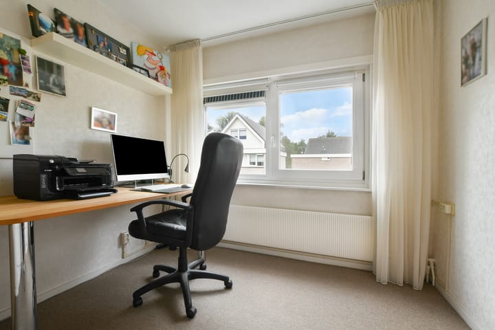 Tussenwoning te koop: Larixlaan 24, Zwanenburg
