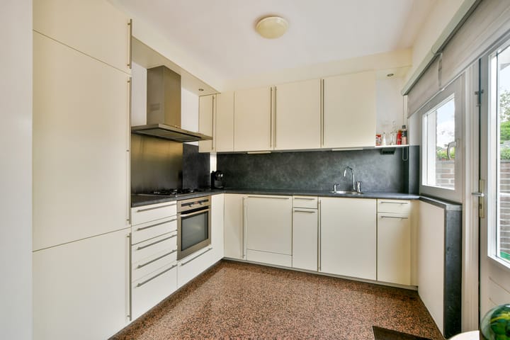 Tussenwoning te koop: Larixlaan 24, Zwanenburg