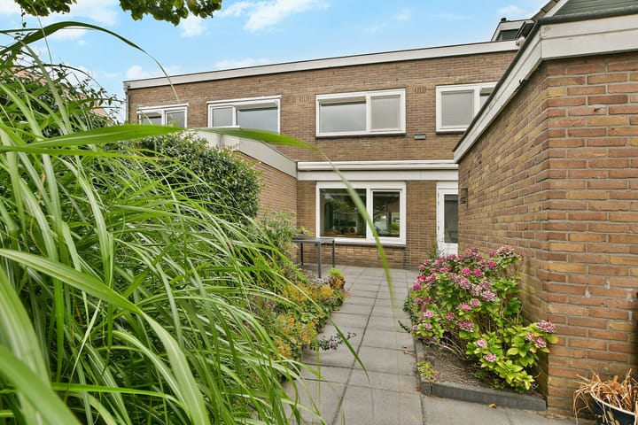 Tussenwoning te koop: Larixlaan 24, Zwanenburg