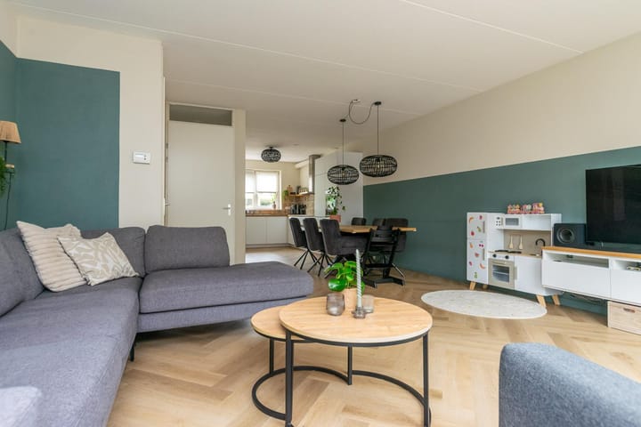Tussenwoning te koop: Schweitzerstraat 50, Hoogeveen