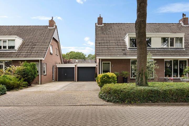 Tussenwoning te koop: Luchtenstein 36A, De Wijk