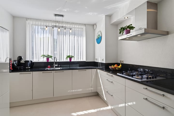 Tussenwoning te koop: Jachterf 14, Vught