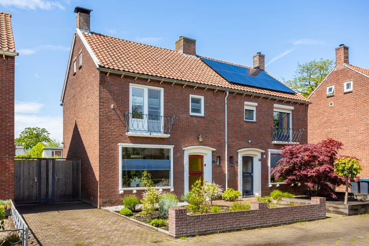 Twee-onder-één-kap te koop: Dr. Wagenaarstraat 38, Enschede