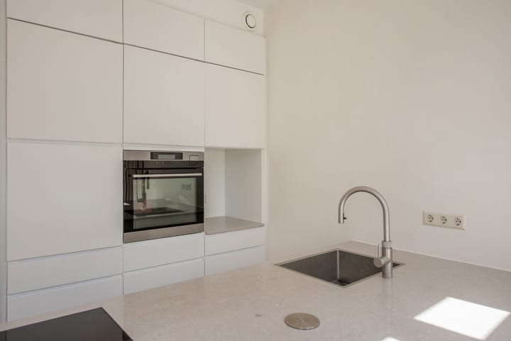 Tussenwoning te huur: Van Nijenrodestraat 97, 'S-Gravenhage