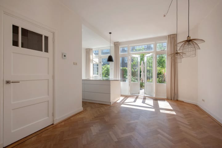 Tussenwoning te huur: Van Nijenrodestraat 97, 'S-Gravenhage