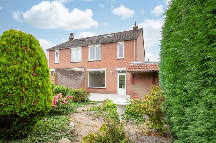 Twee-onder-één-kap te koop: Vildershof 4, Geleen