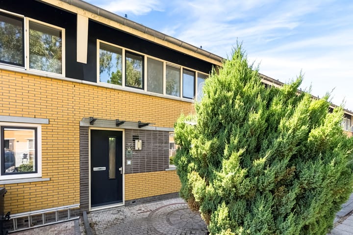 Tussenwoning te koop: Julistraat 61, Almere