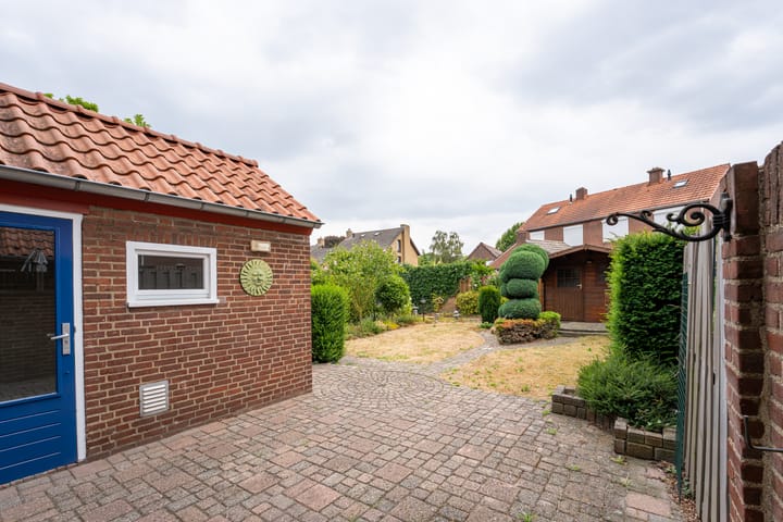 Twee-onder-één-kap te koop: Hoordstraat 37, Nieuwstadt