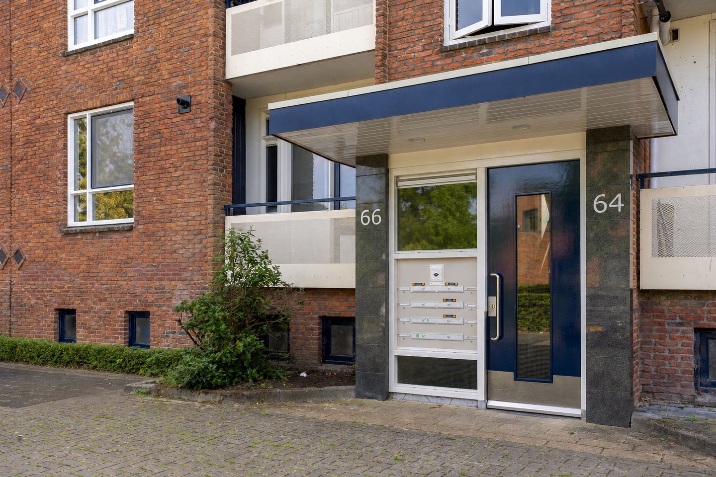 Photo 10 of Van Musschenbroekstraat 66-1