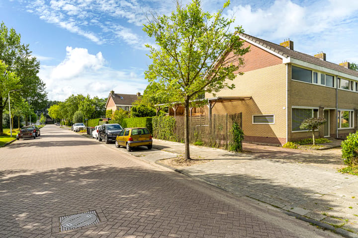 Hoekwoning te huur: Bloemkamp 36, Drachten