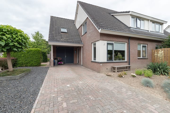 Twee-onder-één-kap te koop: Esdoornstraat 8, Noordhorn