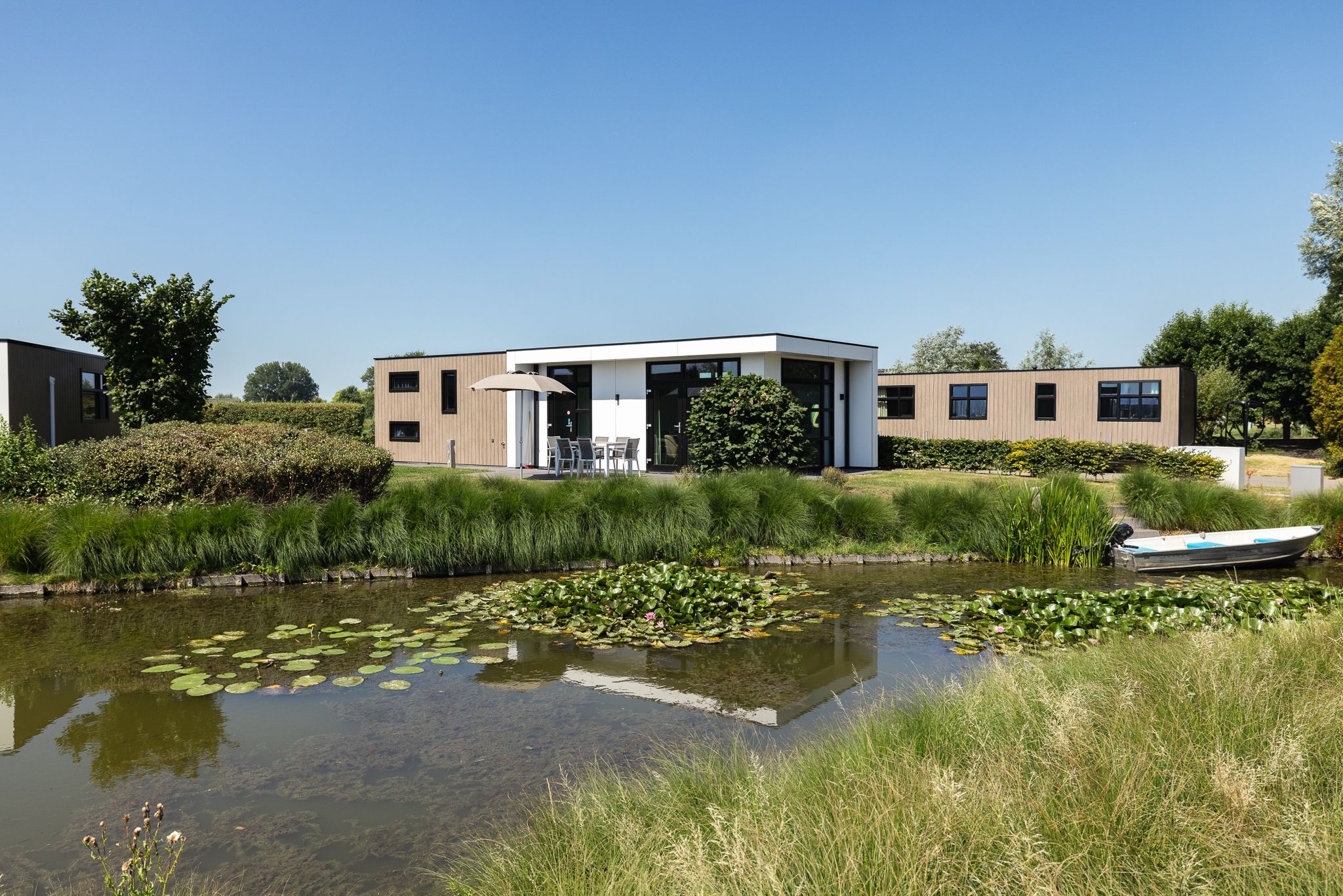3-bedroom freehold villa in Berkhout — photo 1 of 5