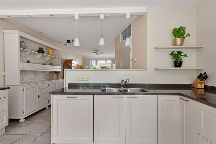 Tussenwoning te koop: Haya van Somerensingel 143, Hoofddorp