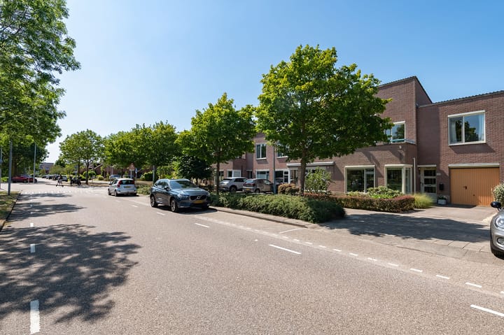 Tussenwoning te koop: Haya van Somerensingel 143, Hoofddorp