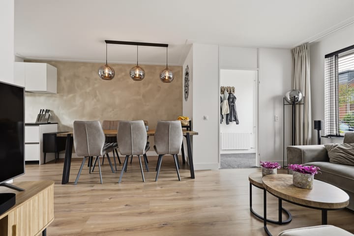 Tussenwoning te koop: Claude Debussystraat 22, Zaandijk