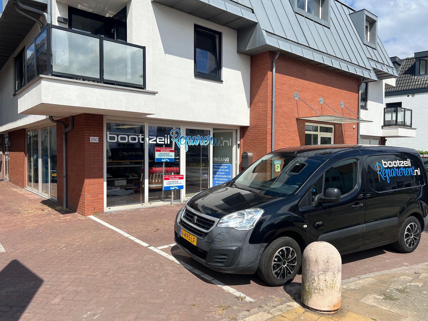 Bekijk foto 1 van Oud-Loosdrechtsedijk 250