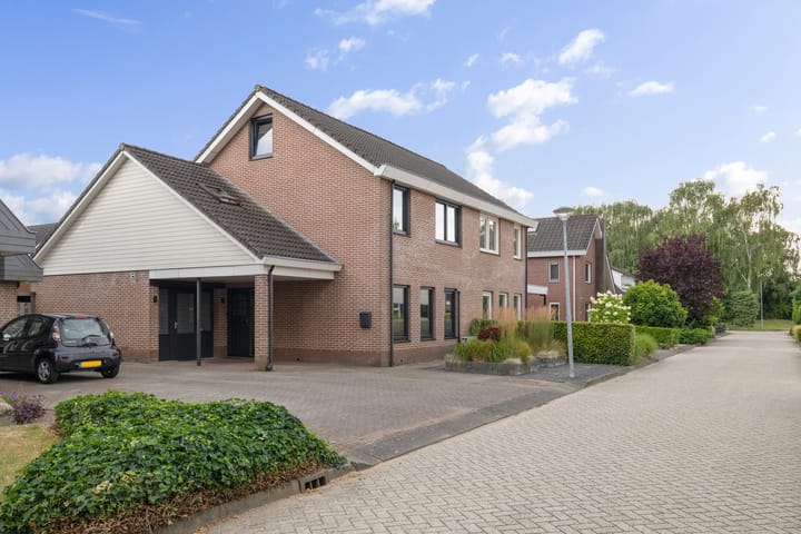 Twee-onder-één-kap te koop: De Bargies 21, Emmen