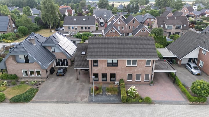 Twee-onder-één-kap te koop: De Bargies 21, Emmen