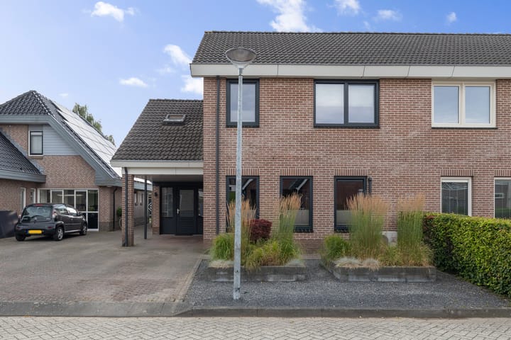 Twee-onder-één-kap te koop: De Bargies 21, Emmen
