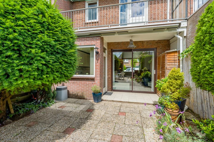 Tussenwoning te koop: Burgemeester van Damstraat 6, Duivendrecht