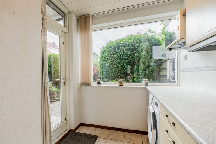 Tussenwoning te koop: Burgemeester van Damstraat 6, Duivendrecht