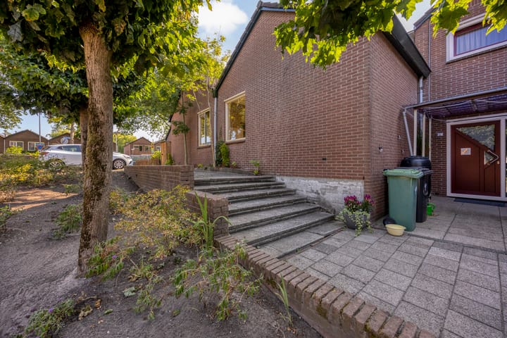 Tussenwoning te koop: Mispelgaarde 2, Zoetermeer
