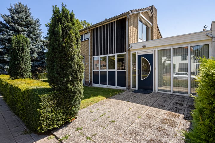 Vrijstaande woning te koop: Burgemeester Falkenaweg 76, Heerenveen