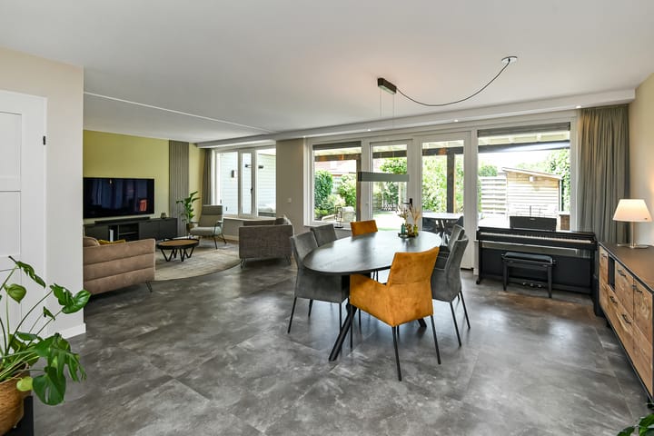 Tussenwoning te koop: Regenboog 145, Elst (Ge)