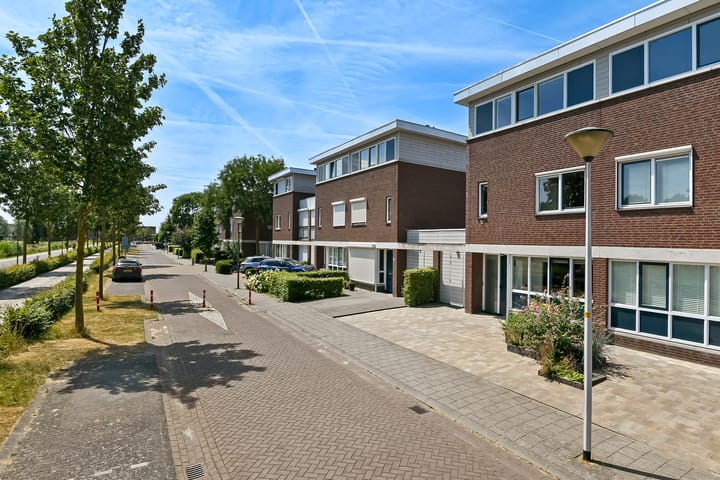 Tussenwoning te koop: Regenboog 145, Elst (Ge)