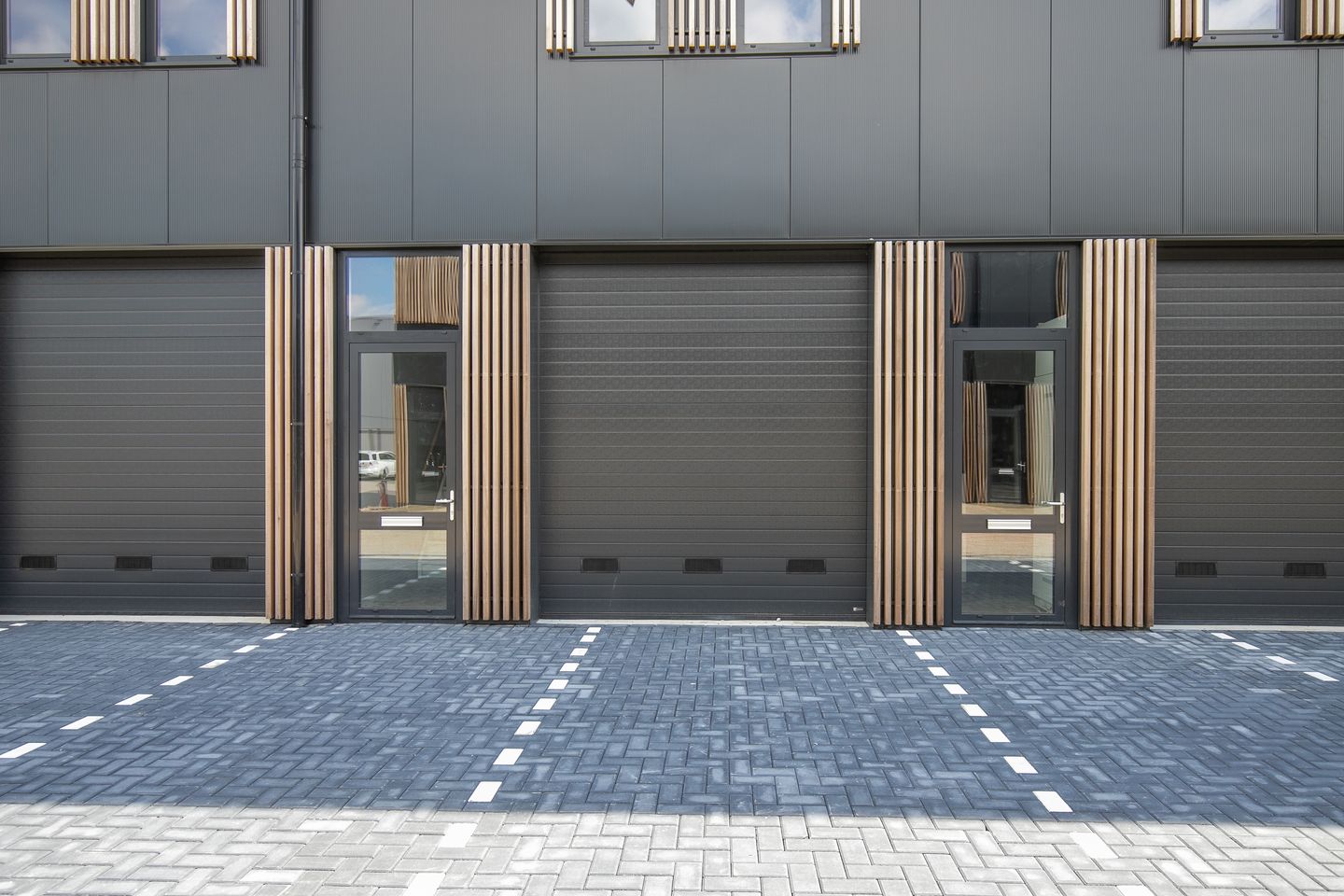 View photo 2 of Banksstraat 3-U